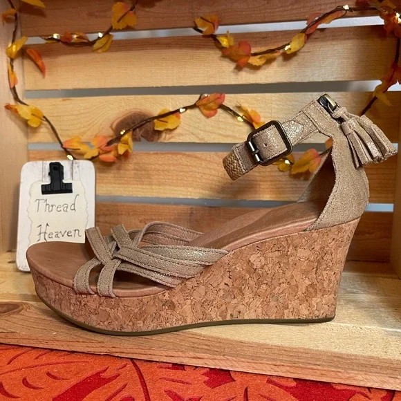 UGG Cork Wedges Size 8 - Picture 5 of 12